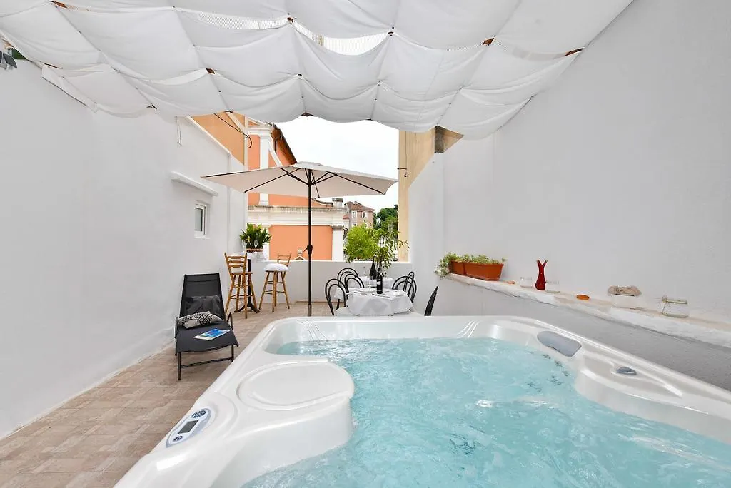 Affittacamere Old Town Jacuzzi Suite Zara