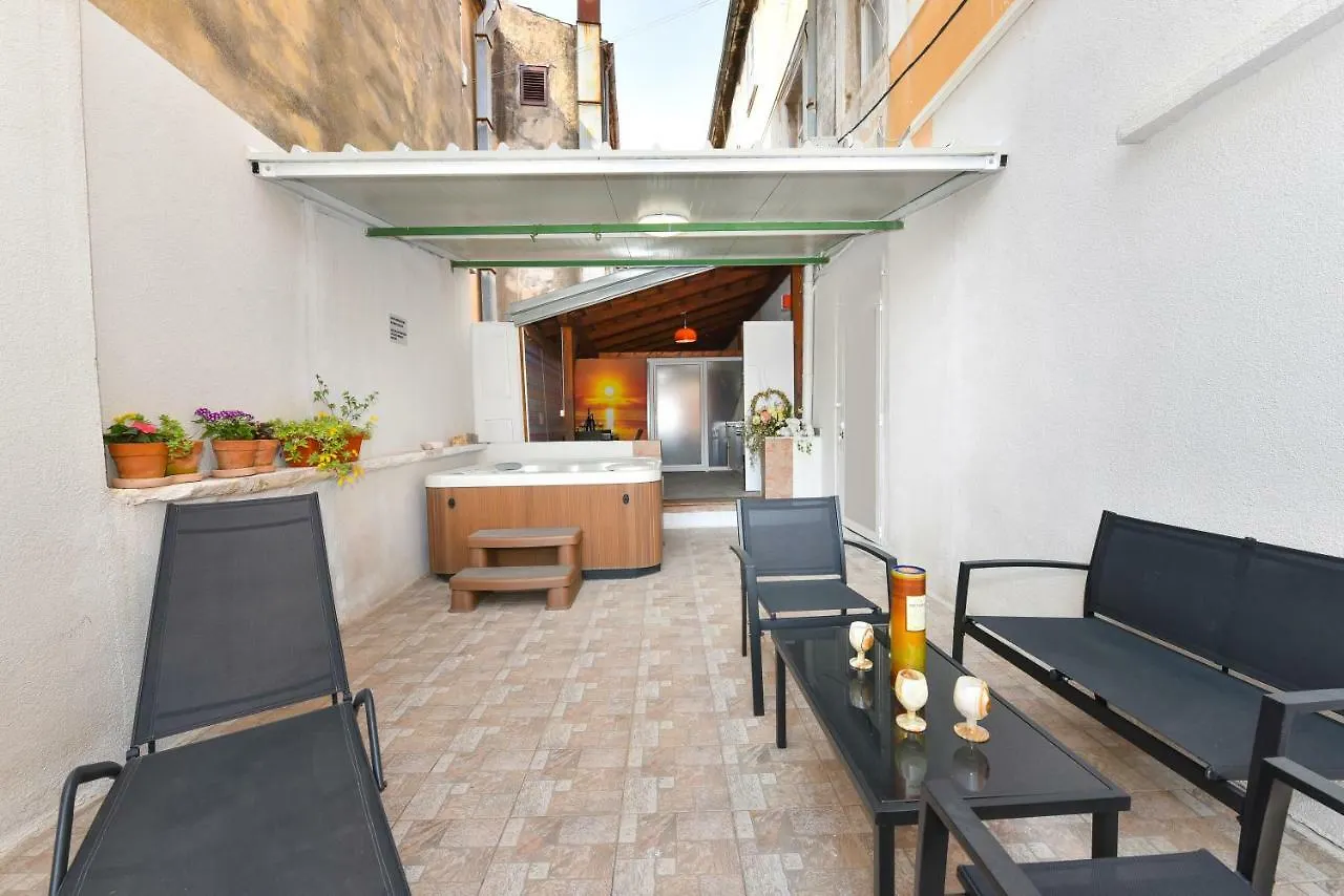 Old Town Jacuzzi Suite Zara Affittacamere