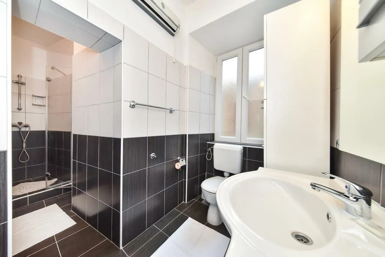 Old Town Jacuzzi Suite Zara 4*,